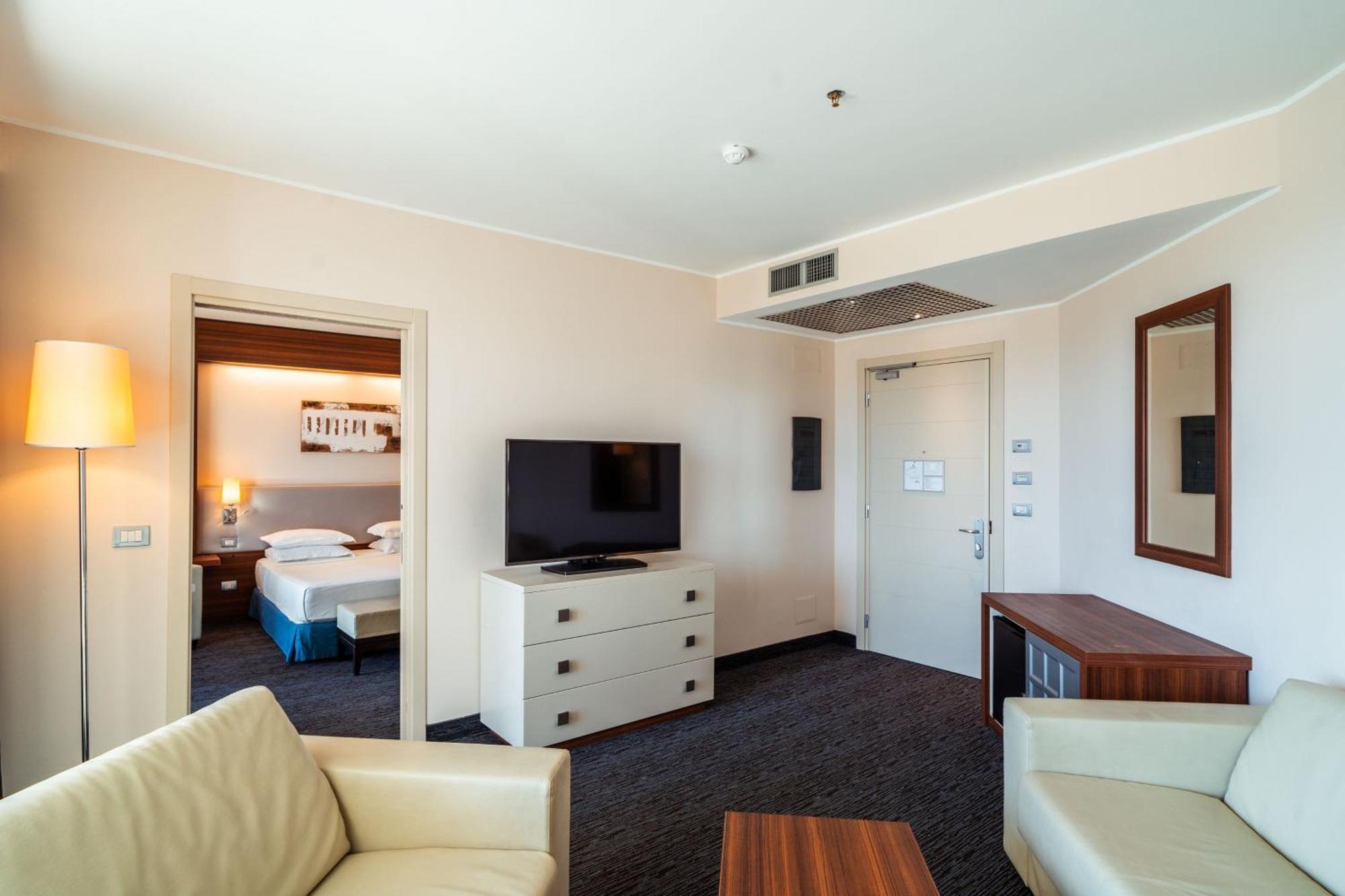 Suite 1 Chambre Lit King-Size avec Canapé-Lit et Balcon - Vue sur Port